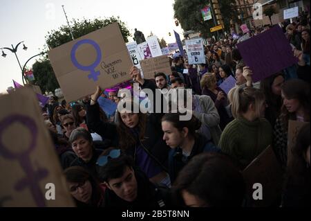 Malaga, Espagne. 8 mars 2020. Les manifestants tiennent des pancartes tout en criant des slogans lors de la manifestation. La grève générale des femmes, qui coïncide tous les 8 mars avec la Journée internationale de la femme, des milliers de personnes dans le monde entier prennent la rue pour protester contre la violence à l'égard des femmes. Ils exigent également une véritable égalité entre les sexes entre les hommes et les femmes. Crédit: Sopa Images Limited/Alay Live News Banque D'Images