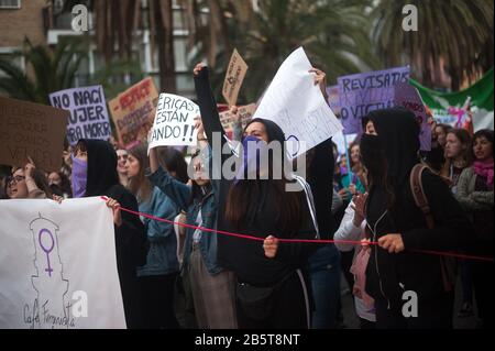 Malaga, Espagne. 8 mars 2020. Les manifestants crient des slogans lors de la manifestation.la grève générale des femmes, qui coïncide tous les 8 mars avec la Journée internationale de la femme, des milliers de personnes dans le monde entier prennent la rue pour protester contre la violence à l'égard des femmes. Ils exigent également une véritable égalité entre les sexes entre les hommes et les femmes. Crédit: Sopa Images Limited/Alay Live News Banque D'Images