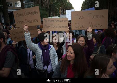 Malaga, Espagne. 8 mars 2020. Les manifestants tiennent des pancartes et des slogans criants lors de la manifestation.la grève générale des femmes, qui coïncide tous les 8 mars avec la Journée internationale de la femme, des milliers de personnes dans le monde entier prennent la rue pour protester contre la violence à l'égard des femmes. Ils exigent également une véritable égalité entre les sexes entre les hommes et les femmes. Crédit: Sopa Images Limited/Alay Live News Banque D'Images