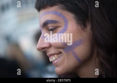 Malaga, Espagne. 8 mars 2020. Une femme avec son visage peinte avec un symbole féministe pendant la manifestation.grève générale des femmes, tous les 8 mars coïncidant avec la Journée internationale de la femme, des milliers de personnes dans le monde entier prennent la rue pour protester contre la violence à l'égard des femmes. Ils exigent également une véritable égalité entre les sexes entre les hommes et les femmes. Crédit: Sopa Images Limited/Alay Live News Banque D'Images