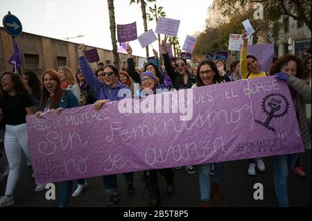 Malaga, Espagne. 8 mars 2020. Les manifestants ont une immense bannière pendant la manifestation.la grève générale des femmes, qui coïncide tous les 8 mars avec la Journée internationale de la femme, des milliers de personnes dans le monde entier prennent la rue pour protester contre la violence à l'égard des femmes. Ils exigent également une véritable égalité entre les sexes entre les hommes et les femmes. Crédit: Sopa Images Limited/Alay Live News Banque D'Images