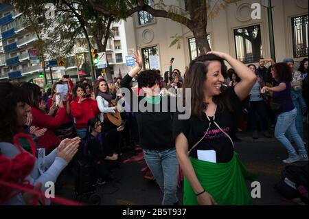 Malaga, Espagne. 8 mars 2020. Les femmes dansent le flamenco dans la rue lors de la manifestation. La grève générale des femmes, qui coïncide tous les 8 mars avec la Journée internationale de la femme, des milliers de personnes dans le monde entier prennent la rue pour protester contre la violence à l'égard des femmes. Ils exigent également une véritable égalité entre les sexes entre les hommes et les femmes. Crédit: Sopa Images Limited/Alay Live News Banque D'Images