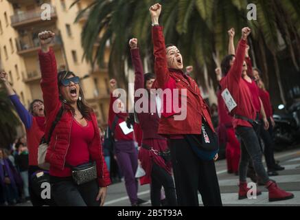 Malaga, Espagne. 8 mars 2020. Un groupe de femmes qui se produit dans la rue pendant la manifestation.grève générale des femmes, tous les 8 mars coïncidant avec la Journée internationale de la femme, des milliers de personnes dans le monde entier prennent la rue pour protester contre la violence à l'égard des femmes. Ils exigent également une véritable égalité entre les sexes entre les hommes et les femmes. Crédit: Sopa Images Limited/Alay Live News Banque D'Images