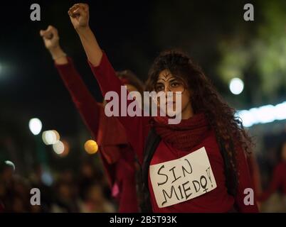 Malaga, Espagne. 8 mars 2020. Un manifestant lève son poing lors de la manifestation.la grève générale des femmes, qui coïncide tous les 8 mars avec la Journée internationale de la femme, des milliers de personnes dans le monde entier prennent la rue pour protester contre la violence à l'égard des femmes. Ils exigent également une véritable égalité entre les sexes entre les hommes et les femmes. Crédit: Sopa Images Limited/Alay Live News Banque D'Images