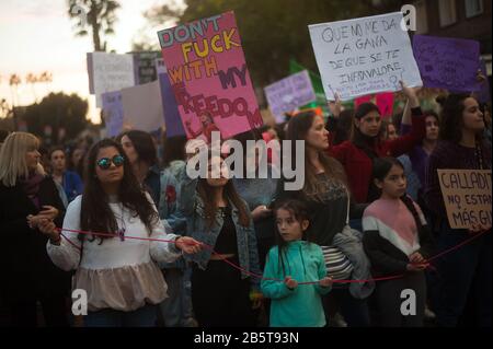Malaga, Espagne. 8 mars 2020. Les manifestants tiennent des pancartes et des slogans criants lors de la manifestation.la grève générale des femmes, qui coïncide tous les 8 mars avec la Journée internationale de la femme, des milliers de personnes dans le monde entier prennent la rue pour protester contre la violence à l'égard des femmes. Ils exigent également une véritable égalité entre les sexes entre les hommes et les femmes. Crédit: Sopa Images Limited/Alay Live News Banque D'Images