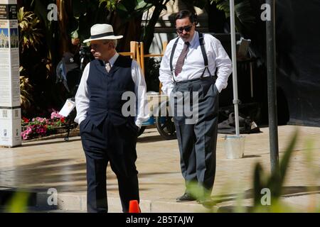 8 mars 2020: 8 mars 2020 (Malaga) le tournage du film opération Mincemat' à Malaga, en photos. L'environnement du Paseo del Parque est devenu ce dimanche le cadre pour la prise de vue de l'opération Mincemat, Le film de John Madden avec Colin Firth et Rachel Weisz sur une véritable histoire de espions qui ont influencé le résultat de la seconde Guerre mondiale et dans laquelle le gouvernement Franco a été impliqué.Sans la présence des protagonistes, L'ensemble a été rempli de suppléments caractérisés en consonance 1943 alors que l'hôtel de ville est resté le siège du même gouvernement francoiste, avec le prec Banque D'Images