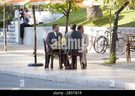 8 mars 2020: 8 mars 2020 (Malaga) le tournage du film opération Mincemat' à Malaga, en photos. L'environnement du Paseo del Parque est devenu ce dimanche le cadre pour la prise de vue de l'opération Mincemat, Le film de John Madden avec Colin Firth et Rachel Weisz sur une véritable histoire de espions qui ont influencé le résultat de la seconde Guerre mondiale et dans laquelle le gouvernement Franco a été impliqué.Sans la présence des protagonistes, L'ensemble a été rempli de suppléments caractérisés en consonance 1943 alors que l'hôtel de ville est resté le siège du même gouvernement francoiste, avec le prec Banque D'Images