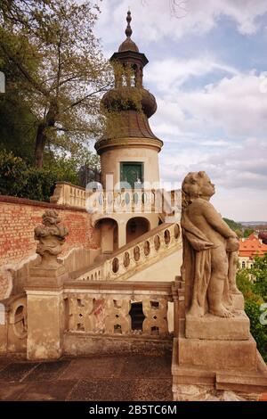 Jardins du palais sous le château de Prague avec terrasse en zigzag avec coupole ronde orientale, coupole et lanterne dôme tour. Petit jardin Furstenberg. Banque D'Images