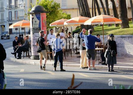 8 mars 2020: 8 mars 2020 (Malaga) le tournage du film opération Mincemat' à Malaga, en photos. L'environnement du Paseo del Parque est devenu ce dimanche le cadre pour la prise de vue de l'opération Mincemat, Le film de John Madden avec Colin Firth et Rachel Weisz sur une véritable histoire de espions qui ont influencé le résultat de la seconde Guerre mondiale et dans laquelle le gouvernement Franco a été impliqué.Sans la présence des protagonistes, L'ensemble a été rempli de suppléments caractérisés en consonance 1943 alors que l'hôtel de ville est resté le siège du même gouvernement francoiste, avec le prec Banque D'Images