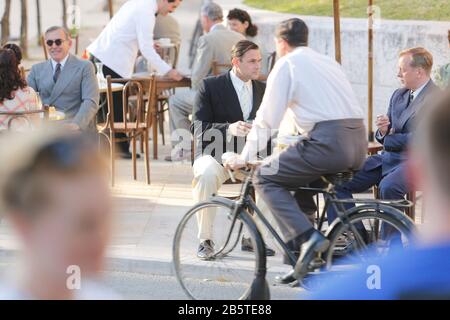 8 mars 2020: 8 mars 2020 (Malaga) le tournage du film opération Mincemat' à Malaga, en photos. L'environnement du Paseo del Parque est devenu ce dimanche le cadre pour la prise de vue de l'opération Mincemat, Le film de John Madden avec Colin Firth et Rachel Weisz sur une véritable histoire de espions qui ont influencé le résultat de la seconde Guerre mondiale et dans laquelle le gouvernement Franco a été impliqué.Sans la présence des protagonistes, L'ensemble a été rempli de suppléments caractérisés en consonance 1943 alors que l'hôtel de ville est resté le siège du même gouvernement francoiste, avec le prec Banque D'Images