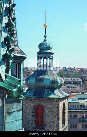 Donnant sur la tour Henry, c'est le clocher original de l'église de St. Henry et St. Kunhuta situé entre la rue Jindřišská Banque D'Images