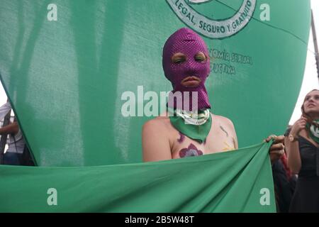 Bogota, Colombie. 10 octobre 2019. Les femmes soutiennent la célébration annuelle de la Journée internationale de la femme dans la ville de Bogota crédit: Daniel Garzon Herazo/ZUMA Wire/Alay Live News Banque D'Images