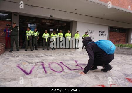 Bogota, Colombie. 10 octobre 2019. Les femmes soutiennent la célébration annuelle de la Journée internationale de la femme dans la ville de Bogota crédit: Daniel Garzon Herazo/ZUMA Wire/Alay Live News Banque D'Images