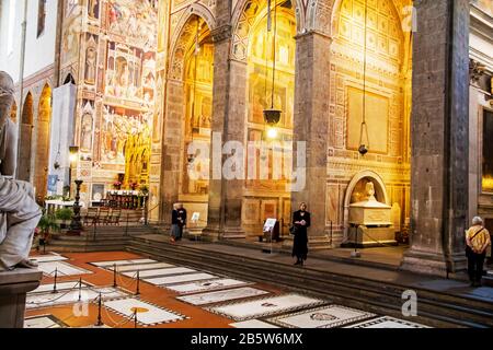 L'intérieur de la basilique Santa Croce à Florence Italie Banque D'Images