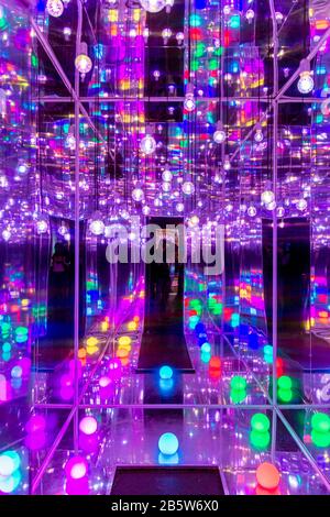 Guirlande de lumières et de réflexions de bokeh au néon bleu rouge. Banque D'Images