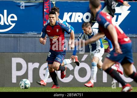 Facundo Sebastian Roncaglia (défenseur; CA Osasuna) et Adrián Embarba Blazquez (milieu de terrain; RCD Espanyol) sont vus en action pendant le football espagnol de la Liga Santander, match entre CA Osasuna et RCD Espanyol au stade Sadar de Pampelune.(score final; CA Osasuna 1:0 RCD Espanyol) Banque D'Images