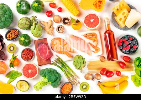 Assortiment d'aliments, une couche plate de divers produits, avec viande, poisson, poulet et crevettes, légumes et fruits, vin et fromage, tiré d'en haut Banque D'Images