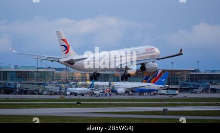 Richmond, Colombie-Britannique, Canada. 7 mars 2020. A China Eastern Airlines Airbus A330-300 (B-8862), avions à gros corps à l'aéroport international de Vancouver, le samedi 7 mars 2020. Crédit: Bayne Stanley/Zuma Wire/Alay Live News Banque D'Images