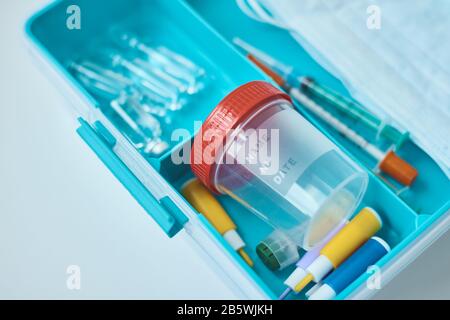 Gros plan du kit de premiers soins. Boîte de médecine familiale avec articles médicaux. Concept de santé et de médecine. Banque D'Images