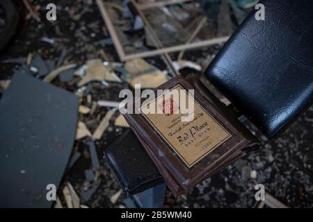 Nashville, Tennessee, États-Unis. 8 mars 2020. Une plaque se trouve au sommet d'un équipement de fitness avec un verre cassé et des débris au 2ème étage de la station de pompiers historique de Holly Street dans l'est de Nashville, TN le 8 mars 2020 après qu'elle a été fortement endommagée par une tornade le 3 mars. Activée en 1914, Engine Company 14 est la plus ancienne caserne de pompiers active de Nashville. Crédit: Lisbeth Norton/Zuma Wire/Alay Live News Banque D'Images