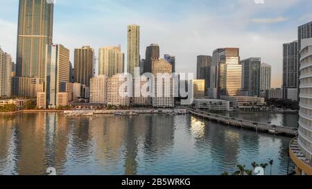 Brickell Key et le centre-ville de Miami vue aérienne au lever du soleil. Banque D'Images