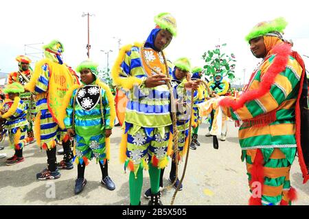 Port D’ESPAGNE, TRINIDAD - 24 FÉVR. : les masquers Jab traditionnels présentent le groupe Power of the plants pendant le Carnaval dans le parc de la Reine Savanna Banque D'Images