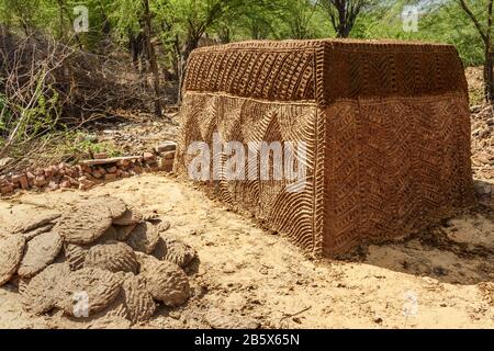 Petite cabane qui est construite pour stocker la vache ou le bisons qui sera utilisé plus tard comme combustible de cuisson traditionnel sur les foyers. Nandgaon. Inde Banque D'Images