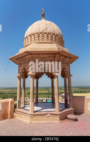 Pavillon dans le temple de Nandababa à Nandgaon. Inde Banque D'Images