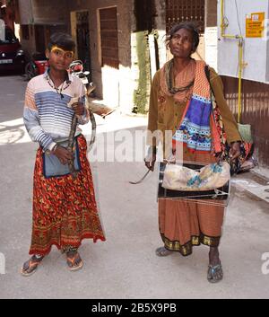 La Traditionnelle Noix ou Nat indien aussi appelé Banjara ou Banjare montrant le cirque de rue ou acrobates Banque D'Images