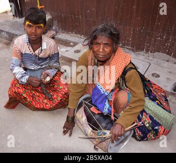 La Traditionnelle Noix ou Nat indien aussi appelé Banjara ou Banjare montrant le cirque de rue ou acrobates Banque D'Images