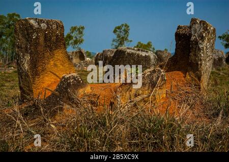 A broken stone jar dans la plaine des Jarres autour de Phonsavan, Laos. Il est probable que celui-ci a été détruit par une bombe pendant la guerre du Vietnam. Banque D'Images