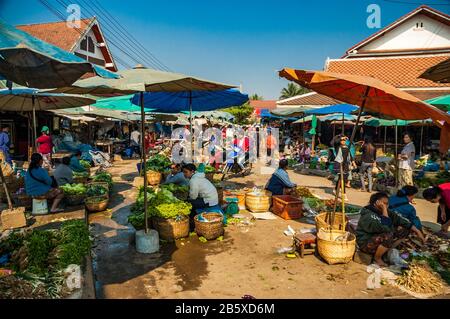 Scène de la principale marché de fruits à Luang Prabang, marché Phousi. Le Laos. Banque D'Images