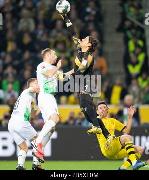 Goalwart Yann SOMMER (MG) en action, de gauche à droite Stefan LAINER (MG), Tony JANTSCHKE (MG), goalwart Yann SOMMER (MG), Raphael GUERREIRO (DO), dogbaght, parade, action, football 1. Bundesliga, 25 .matchday, Borussia Monchengladbach (MG) - Borussia Dortmund (DO) 1: 2, le 7 mars 2020 en Borussia Monchengladbach/Allemagne. | utilisation dans le monde entier Banque D'Images