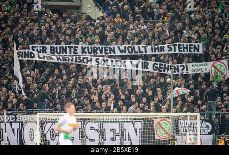 Protestation dans le bloc de ventilateur MG avec une bannière "Vous voulez défendre des courbes colorées, sommes-nous critiques devrait-on aller?!" Et le logo croisé de DFB, football 1. Bundesliga, 25ème jour de jumelage, Borussia Monchengladbach (MG) - Borussia Dortmund (DO) 1: 2, le 7 mars 2020 en Borussia Monchengladbach/Allemagne. | utilisation dans le monde entier Banque D'Images