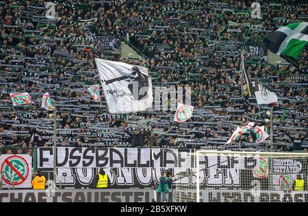 Protestation en MG Fanblock avec une bannière 'Fussballmafia DFB' et un logo croisé DFB, Soccer 1. Bundesliga, 25ème jour de jumelage, Borussia Monchengladbach (MG) - Borussia Dortmund (DO) 1: 2, le 7 mars 2020 en Borussia Monchengladbach/Allemagne. | utilisation dans le monde entier Banque D'Images