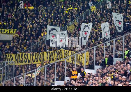 Protester dans le bloc DE fan DE DO avec une bannière "les visages laides du football" et les visages de Dietmar HOPP (Maezen, 1899) Karl-Heinz RUMMENIGGE (président de la direction, M), et Fritz KELLER (président de la DBB) avec des nez rouges clown, entre autres. Soccer 1. Bundesliga, 25ème jour de jumelage, Borussia Monchengladbach (MG) - Borussia Dortmund (DO), le 7 mars 2020 en Borussia Monchengladbach/Allemagne. | utilisation dans le monde entier Banque D'Images