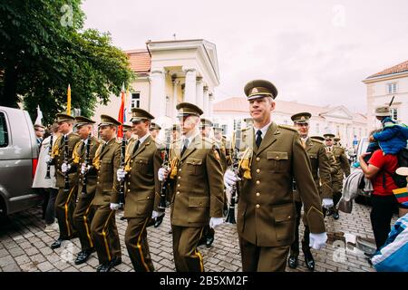Vilnius, Lituanie. Les officiers de la bande militaire de Lituanie Prendre part au défilé de jour de l'État sur place près de Palais présidentiel. Maison de vacances à Commemo Banque D'Images