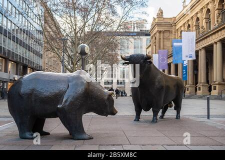 Classé - 11 décembre 2018, Hessen, Francfort-sur-le-Main: Le groupe sculptural "Bear and Bull" du sculpteur Rainer Dachlauer se tient devant la Bourse. La baisse des prix de la bourse allemande s'accélère: L'indice Dax a perdu 7,36 pour cent au début des échanges le lundi 9 mars 2020, à un niveau de 10.692.29 points. La raison en est la propagation du nouveau coronavirus et les conséquences redoutées pour l'économie mondiale. Photo: Silas Stein/Dpa Banque D'Images