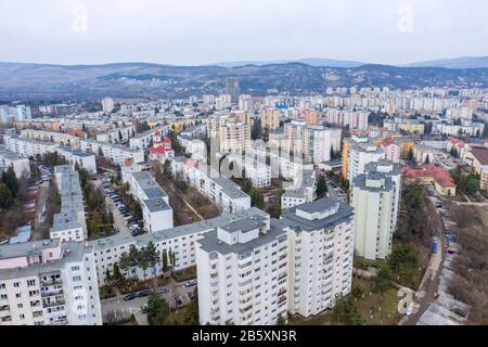 Vue aérienne du quartier résidentiel de Manatur, une agglomération de blocs construits à l'époque communiste soviétique du dictateur Ceausesc Banque D'Images