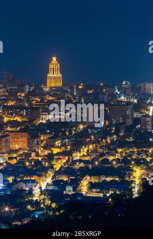 Batumi, Adjara, Géorgie. Vue Aérienne Sur Urban Cityscape Le Soir Ou La Nuit. Éclairage De Nuit. Banque D'Images