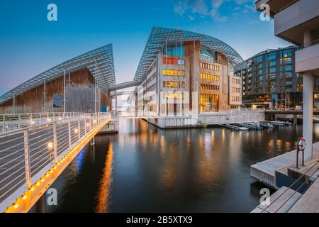 Oslo, Norvège. Musée D'Art Moderne Dans Les Maisons Résidentielles À Étages Multiples Dans Le District D'Aker Brygge En Soirée D'Été. Endroit Célèbre Et Populaire. Banque D'Images