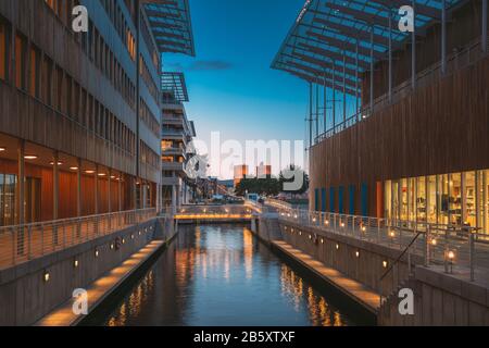 Oslo, Norvège. Musée D'Art Moderne Astrup Fearnley, Maisons Résidentielles À Étages Multiples Dans Le District D'Aker Brygge En Été Soir. Célèbre Et Populaire Plac Banque D'Images