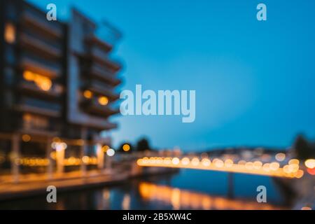 Oslo, Norvège. Nuit Résumé Boke Bokeh Background Effet. Maisons plusieurs étages résidentiel dans quartier Aker Brygge. Soirée d'été. Moderne célèbre Resi Banque D'Images