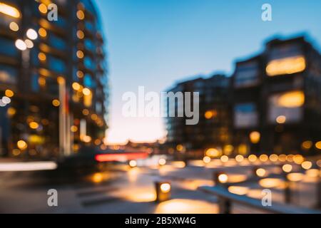 Oslo, Norvège. Nuit Résumé Boke Bokeh Background Effet. Maisons plusieurs étages résidentiel dans quartier Aker Brygge. Soirée d'été. Moderne célèbre Resi Banque D'Images