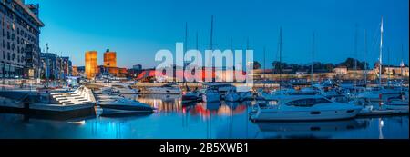 Oslo, Norvège. Vue de nuit en remblai, l'Hôtel de Ville d'Oslo et de yachts amarrés près de quartier Aker Brygge. Soirée d'été. Célèbre et populaire. Banque D'Images