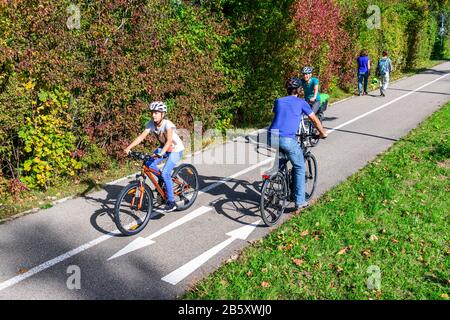 Cyclistes et piétons voyageant ensemble sur un vélo et un sentier Banque D'Images