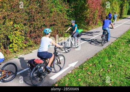 Cyclistes et piétons voyageant ensemble sur un vélo et un sentier Banque D'Images