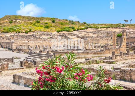 Vue sur les ruines et les vestiges de la ville ancienne Kamiros. Rhodes, Grèce Banque D'Images