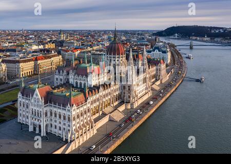 Budapest, Hongrie - vue aérienne sur le magnifique bâtiment du Parlement hongrois au coucher du soleil avec des couleurs chaudes et un ciel bleu. Basilique Saint-Étienne, S Banque D'Images