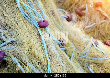 Сolorful filets de pêche, bouées et cordes. Banque D'Images